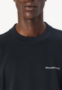 Abercrombie & Fitch Premium Heavyweight Micro-Logo Tee - Tricou basic - casual black wash