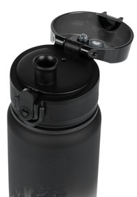 Bottiglia d'acqua in acciaio inox nero con finitura opaca, dotata di un coperchio a flip-top, guarnizione in silicone e bocchetta per un facile utilizzo.