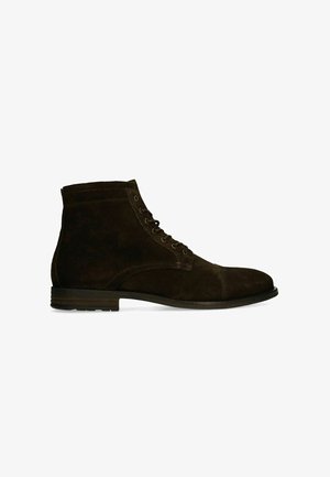 Bottine en suède marron foncé avec lacets à l'avant, petit talon empilé, et bout rond, présentée en profil latéral sur fond blanc.