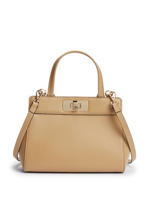 Sac à main en cuir beige avec poignées supérieures, bandoulière amovible et fermeture à rabat rectangulaire en métal doré à l'avant.