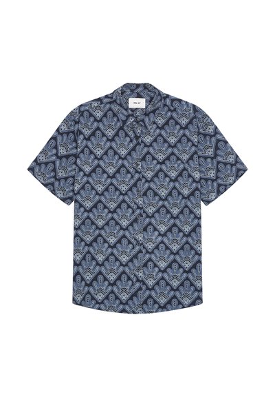 Chemise à manches courtes boutonnée avec un motif géométrique d'empreintes de mains bleu marine et bleu clair, étiquetée NN.07 sur le col.