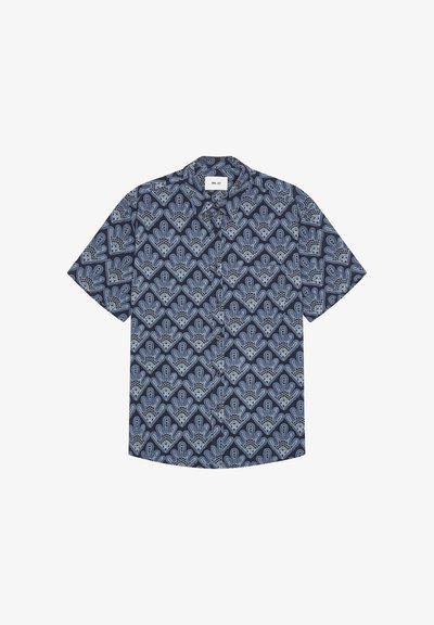 Chemise à manches courtes boutonnée avec un motif géométrique d'empreintes de mains bleu marine et bleu clair, étiquetée NN.07 sur le col.