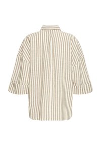 Chemise oversize beige et blanche à rayures verticales avec larges manches courtes et un pli dans le dos.