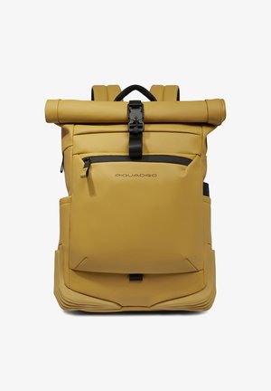 Zaino roll-top giallo con una finitura liscia e opaca, dotato di una tasca frontale con zip e spallacci regolabili. Logo visibile sulla parte anteriore.