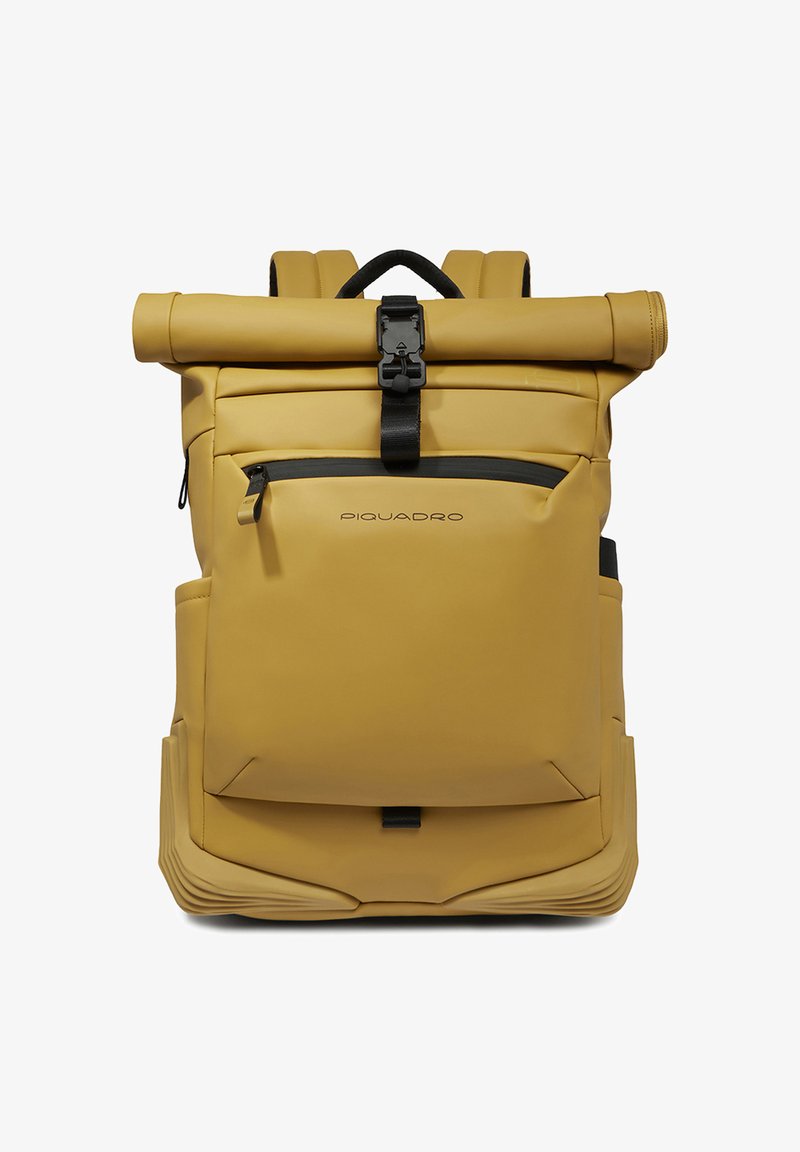 Zaino roll-top giallo con una finitura liscia e opaca, dotato di una tasca frontale con zip e spallacci regolabili. Logo visibile sulla parte anteriore.