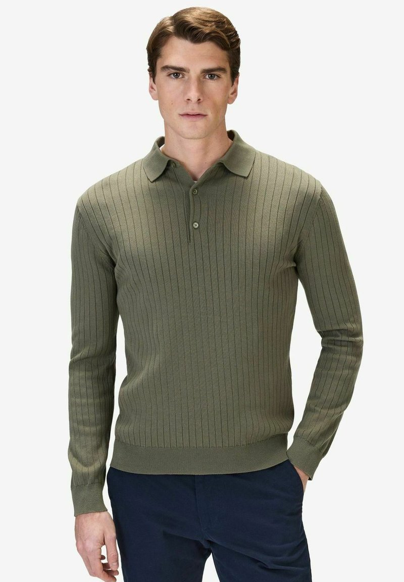 Olivgrön ribbad långärmad polo med krage, med en knappslå och en åtsittande silhuett. Texturerad stickad tyg.