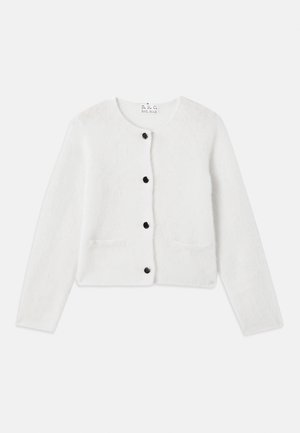 Hvid strikcardigan lavet af blødt, fluffy materiale. Rund hals, lukning foran med sorte knapper og to små lommer foran.