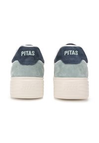 Suedesneakers i en lys grøn og mørkeblå farveskema, med broderet "PITAS" logo på hælen og en struktureret hvid gummisål.