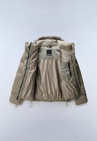 Beige Steppjacke geöffnet, um das glatte Innenfutter, die Innentasche mit Reißverschluss rechts und den gepolsterten Kragen zu zeigen.