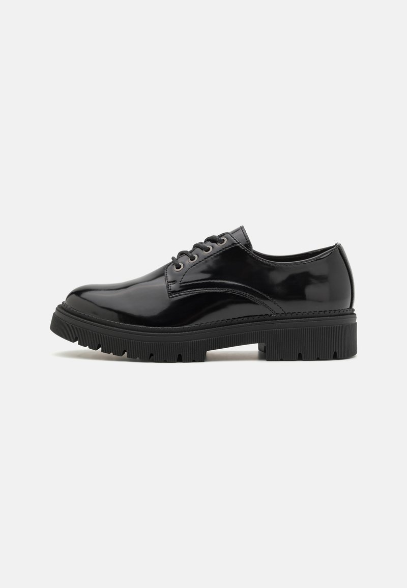 Sapatos de verniz preto com bico redondo, sola de borracha texturizada e seis ilhós de metal para os atacadores, apresentando um acabamento de superfície suave.