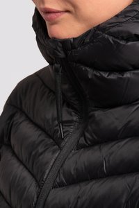 Chaqueta de plumas negra con cuello alto, presenta una textura acolchada, cremallera negra con cordón y un material exterior suave.