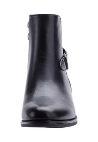 Bota de tobillo de cuero negro con un acabado liso, puntera redondeada, cremallera lateral y detalle decorativo de correa en el lado exterior. Suela plana.
