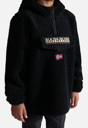 Sort fleece-pullover med kvart Lynlås, frontlomme mærket "Napapijri geographic," og norsk flagpatch på den nederste lomme.