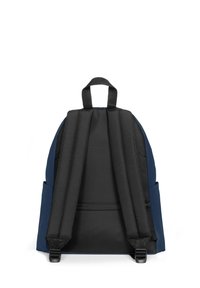 Vue arrière d'un sac à dos avec une structure noire et des accents bleu foncé, des bretelles ajustables et une poignée supérieure. Texture de tissu lisse.