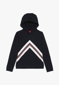 Sudadera azul marino con rayas de chevron blancas y rosas en el pecho, mangas largas y un bolsillo tipo canguro en la parte frontal.