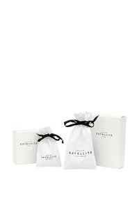 Sacs en tissu blanc avec des rubans noirs, arborant la marque "SATELLITE". Comprend deux petits sacs et une grande boîte blanche.