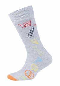 Graue Baumwollsocke mit bunten Mustern: rote Musiknoten, ein schwarzer Bleistift und verschiedene Symbole in Gelb, Grün und Orange.