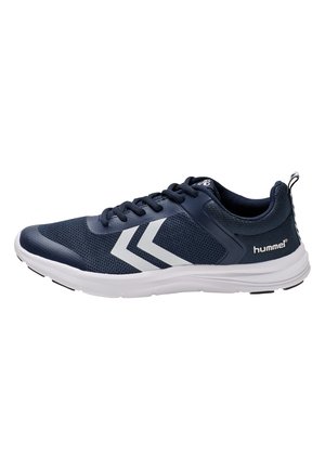 Baskets bleu marine avec bandes blanches en chevrons, semelle blanche, lacets et tige en mesh respirant pour usage sportif.