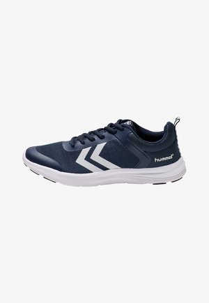 Baskets bleu marine avec bandes blanches en chevrons, semelle blanche, lacets et tige en mesh respirant pour usage sportif.