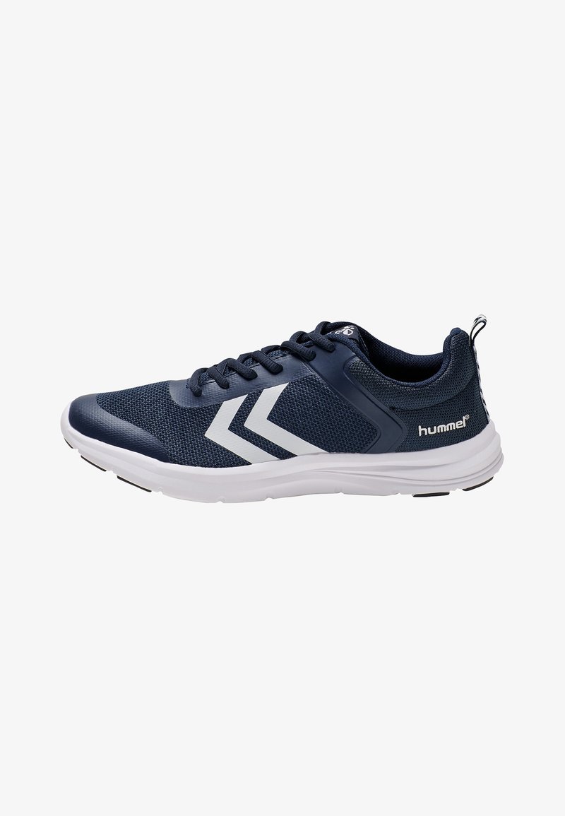 Baskets bleu marine avec bandes blanches en chevrons, semelle blanche, lacets et tige en mesh respirant pour usage sportif.