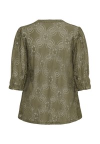 Olive zaļš blūze ar ziedu mežģīņu rakstu, pūkainām piedurknēm un apaļu kakla izgriezumu. Pusstikls audums ar teksturētām detaļām.