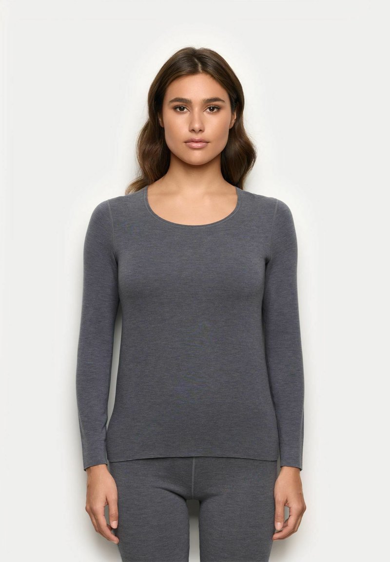 Maglietta grigia a maniche lunghe realizzata in un tessuto morbido e elasticizzato, con scollatura rotonda e orlo che si estende leggermente al di sotto della vita.