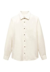 Camicia a maniche lunghe di colore avorio chiaro, con colletto e taschino sul petto, esposta su uno sfondo bianco semplice.