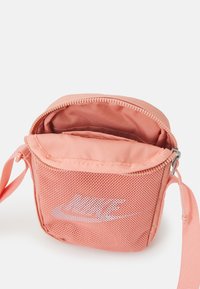 Nike Sportswear HERITAGE UNISEX - Mala a tiracolo - metallic red