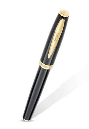 Črn luksuzni pisalo z zlatim sponkom in obročem, na katerem je vgravirano "Versace", gladek in pokrit, mehak senca na belem ozadju.