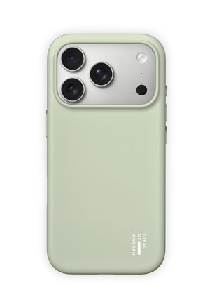 Smartfon z potrójnym tylnym aparatem w srebrnym module, chroniony jasnorozowym etui z logo Ideal of Sweden.