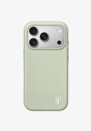 Smartfon z potrójnym tylnym aparatem w srebrnym module, chroniony jasnorozowym etui z logo Ideal of Sweden.