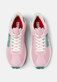 Rosa sportskor med mesh-övre, teal-accenter, vita snören och ett rött innertyg. Har logodetalj och en texturerad sula.