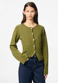 Olive krāsas kardigāns no strukturētas auduma ar apaļu izgriezumu, garām platu piedurknēm un sešām dekoratīvām pogām priekšpusē.