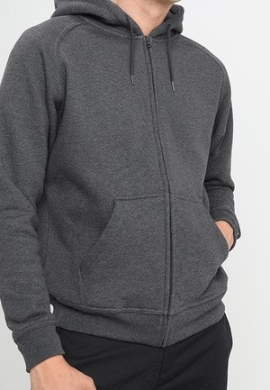 Felpa grigia con zip realizzata in tessuto morbido e strutturato. Presenta un cappuccio, tasche a marsupio e polsini a coste. Design semplice e minimalista.