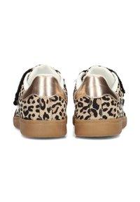 Sneakers con stampa leopardata, dettagli in pizzo nero, punte di tacco metallizzate dorate e suole in gomma beige. Presentano un collare imbottito per il massimo comfort.