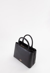 Borsa a mano nera in pelle con due manici arrotondati, forma rettangolare, chiusura con zip, sottile accentatura dorata sul davanti, superficie liscia.