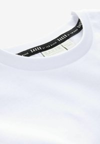 Hvid bomulds t-shirt med rund halsudskæring og en kontrasterende sort label med "BAKER by Ted Baker" i hvid tekst på indersiden af kraven.