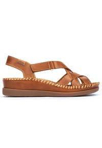 Sandalias de cuero en color marrón con un diseño de tira trenzada, que cuentan con un talón acolchado y una suela en cuña para mayor soporte. Suela texturizada para un buen agarre.