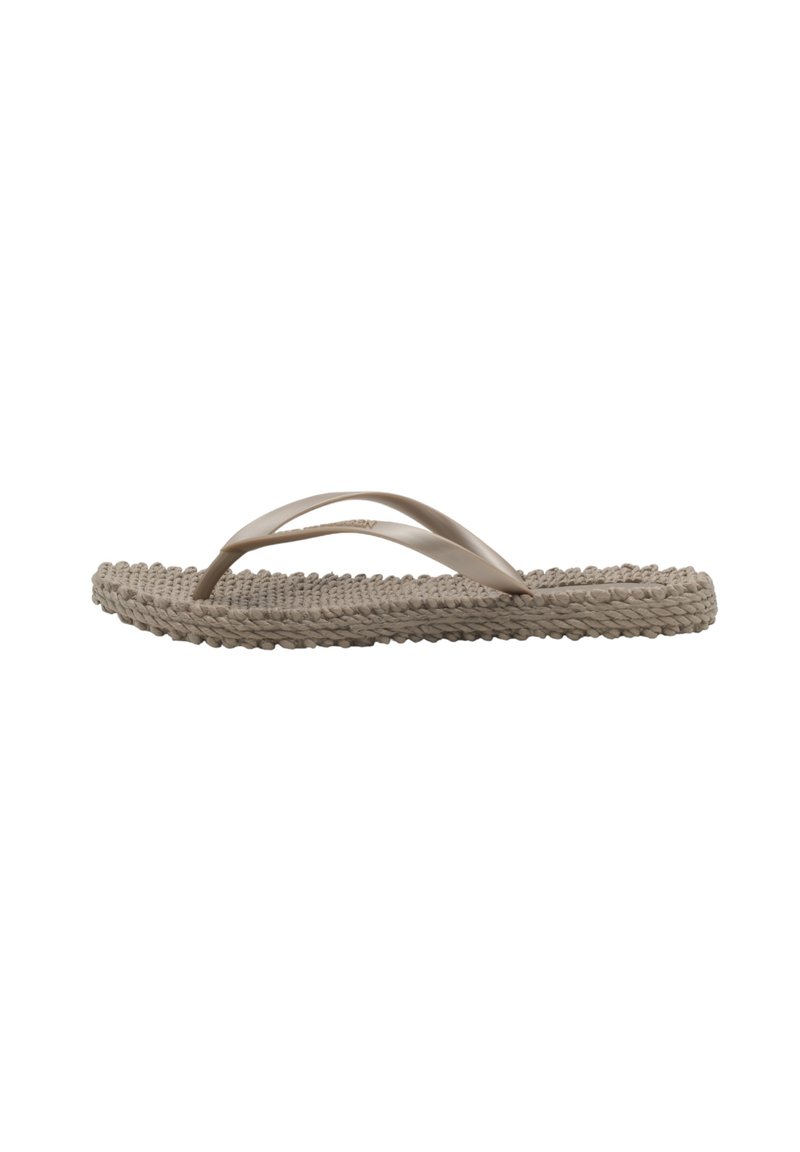 Sandalia de flip-flop trenzada de color marrón con una suela tejida texturizada y tiras de plástico lisas y curvadas. El diseño enfatiza la simplicidad y la comodidad.