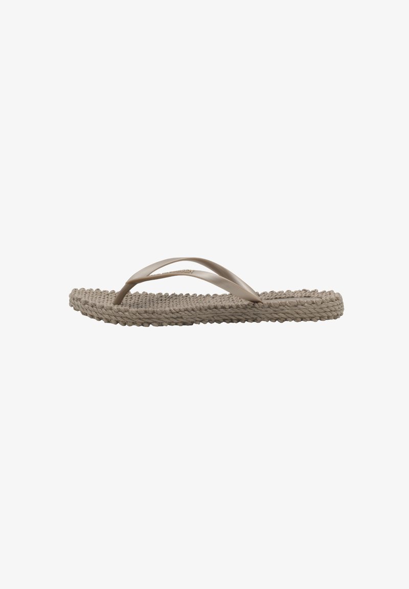 Braune geflochtene Flip-Flop-Sandalen mit einer strukturierten, gewebten Sohle und glatten, gebogenen Kunststoffriemen. Das Design betont Einfachheit und Komfort.