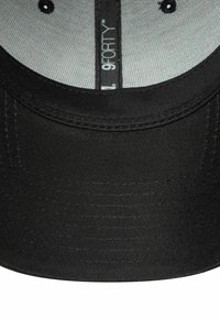 Cappello nero con visiera piatta e branding 9FORTY. Realizzato in tessuto testurizzato, presenta una fodera grigia a contrasto e occhielli di ventilazione.