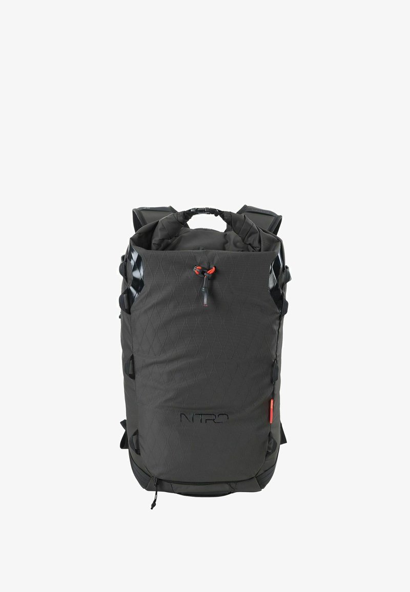 Zaino nero trapuntato con motivo geometrico, spallacci regolabili e manico superiore. Presenta dettagli rossi e chiusura con coulisse.