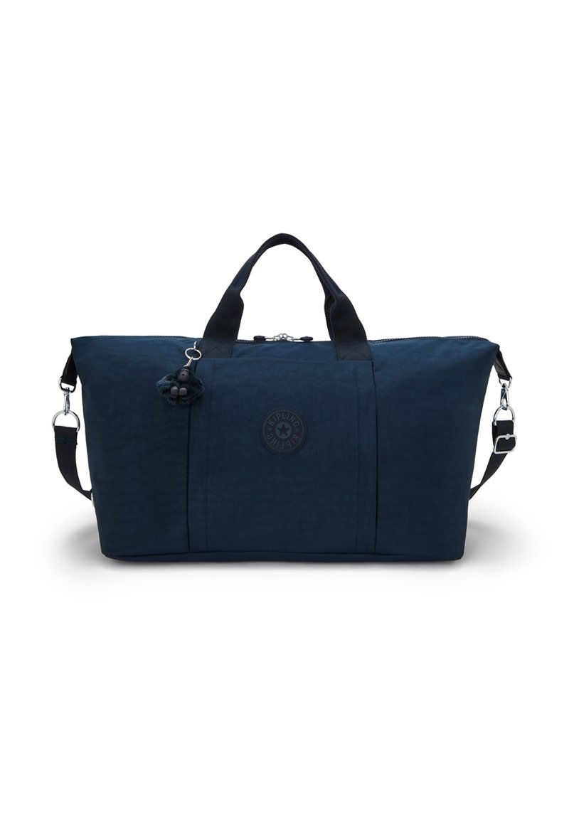 Sac de sport en nylon bleu avec deux poignées, bandoulière amovible, texture subtile, patch logo et un accroche-clés en forme de singe.