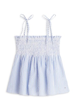 Vestido de verano a rayas verticales azul y blanca con corsé fruncido y tirantes anudados en los hombros, estilo casual de verano.