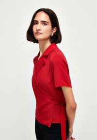 adL SHORT SLEEVE FRONT TIE - Bluse - red