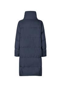 Cappotto lungo imbottito di colore blu navy con colletto alto, caratterizzato da un design trapuntato, tasche laterali e un taglio dritto. Texture liscia in tutto il capo.