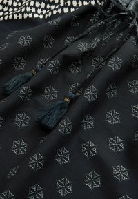 BOAT NECK - Tops ar garām piedurknēm - navy cream floral print
