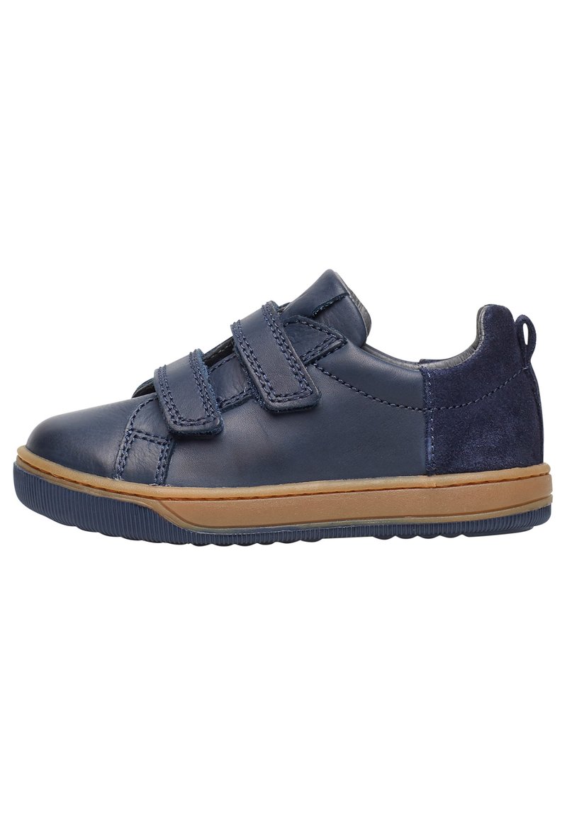 Sneaker blu in pelle con strappi in Velcro, suola in gomma, ed elementi testurizzati sul tallone, caratterizzato da una punta arrotondata e design a profilo basso.