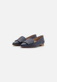 Balerini din piele bleumarin, cu vârf ascuțit și detaliu decorativ pe clapetă. Textură netedă, toc mic și căptușeală interioară de culoare bej. Design minimalist.