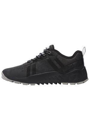 Czarny niski sportowy sneaker z teksturowaną dzianinową cholewką, grubą, wytrzymałą podeszwą, sznurowanym przodem oraz pętelką z tyłu przy pięcie.